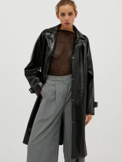 Trench coat in glossy patent leather