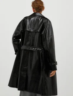 Trench coat in glossy patent leather