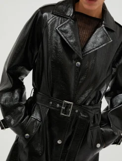 Trench coat in glossy patent leather