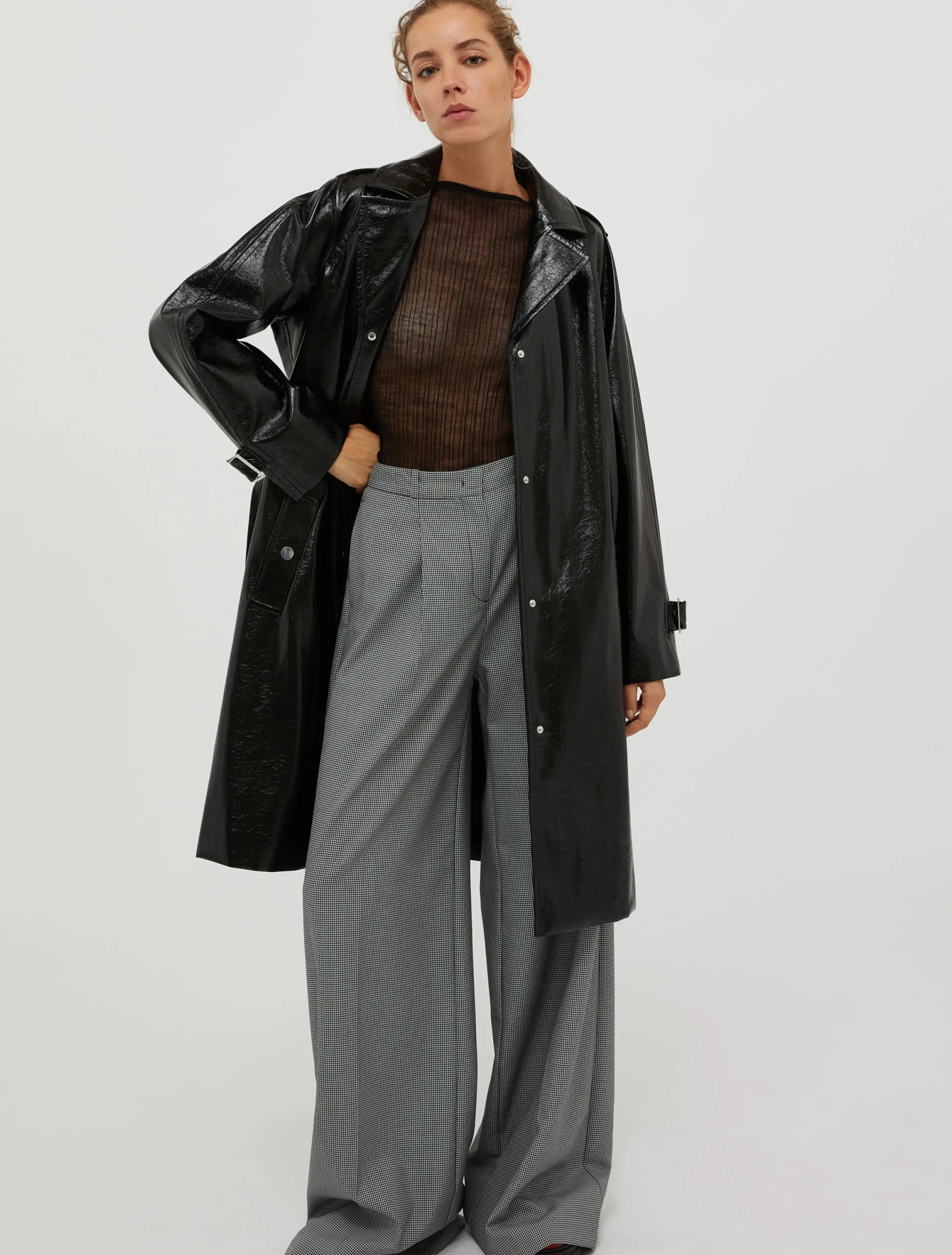 Trench coat in glossy patent leather