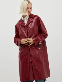 Trench coat in glossy patent leather