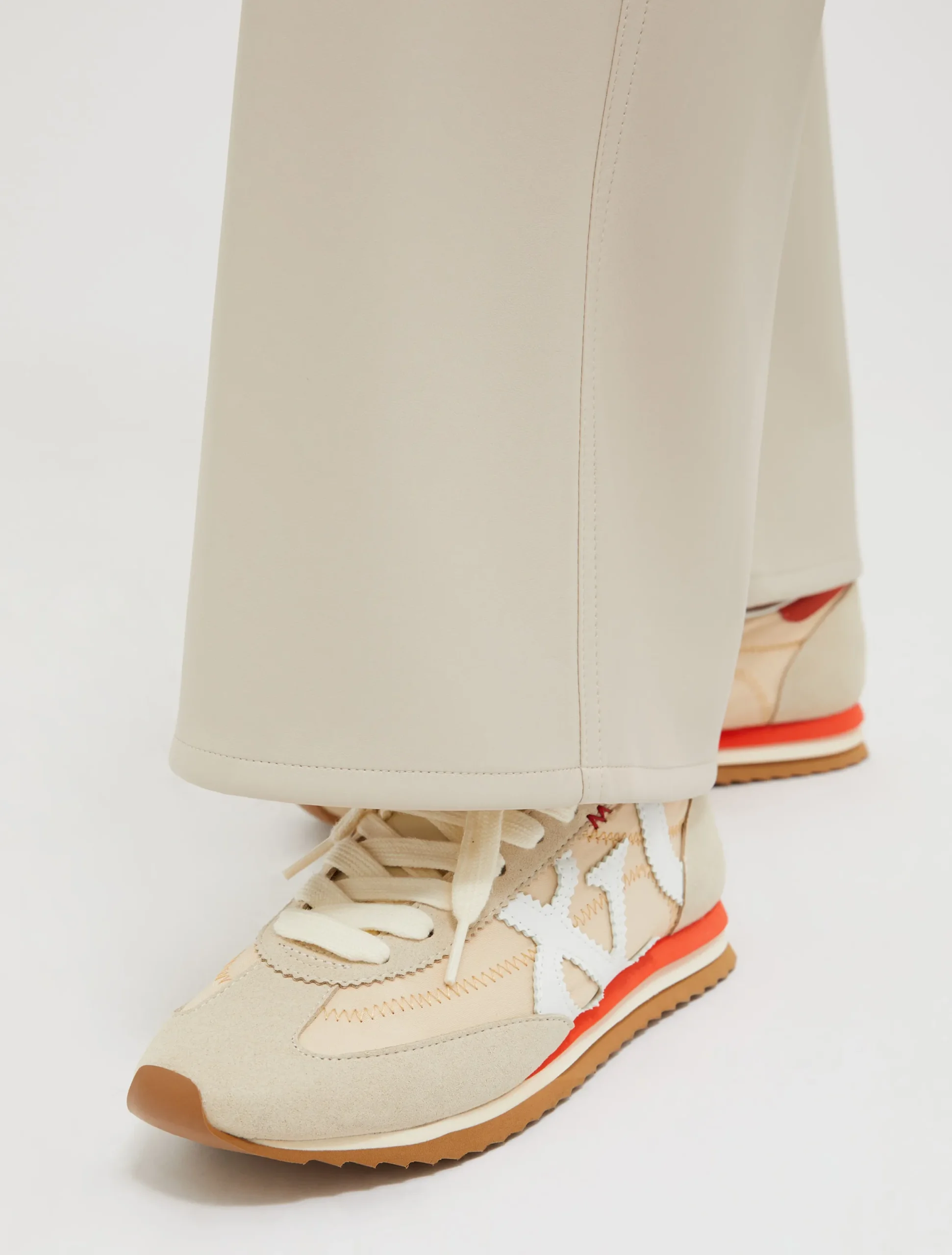 Ultra-light low-top trainers